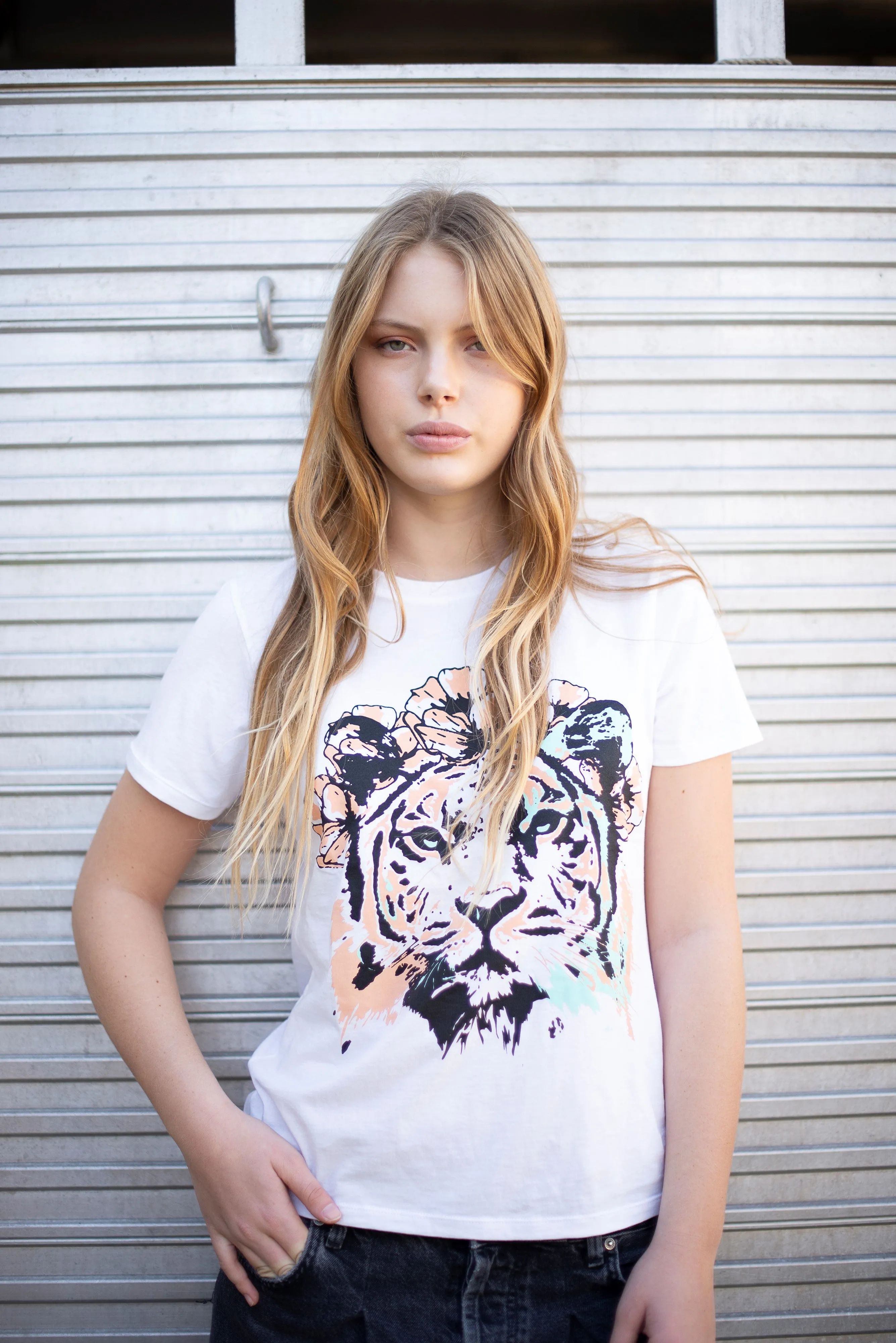 Las Surenas T-Shirt in Lion