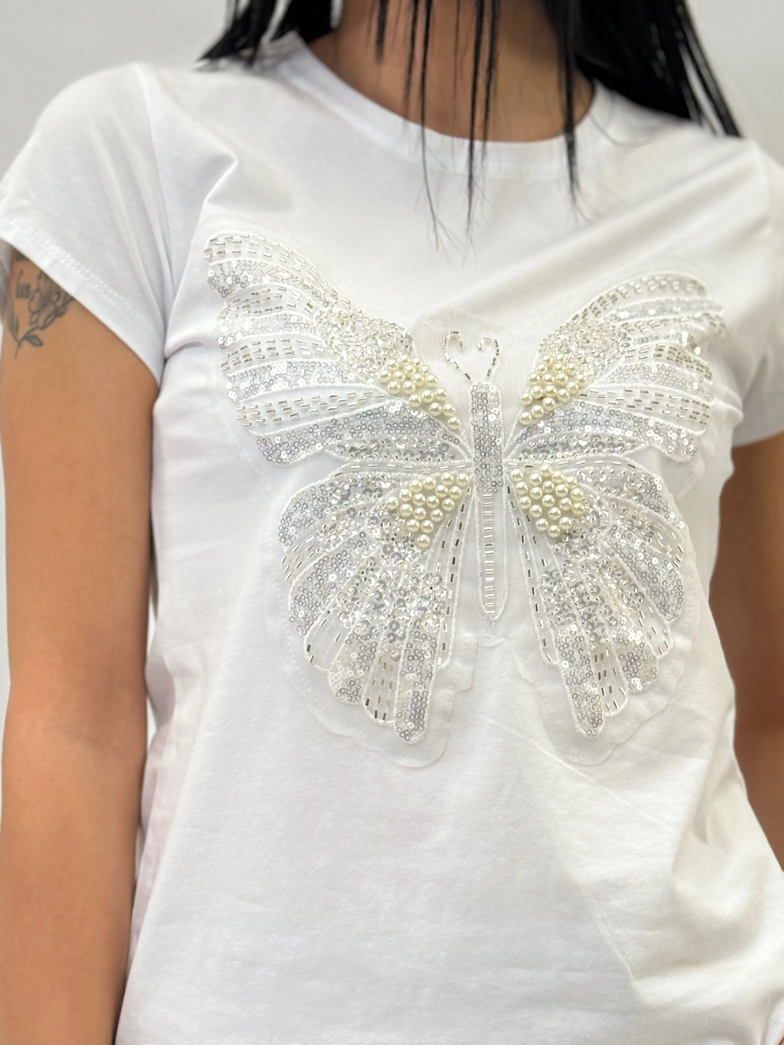 T-shirt in cotone con farfalla ricamata gioielli