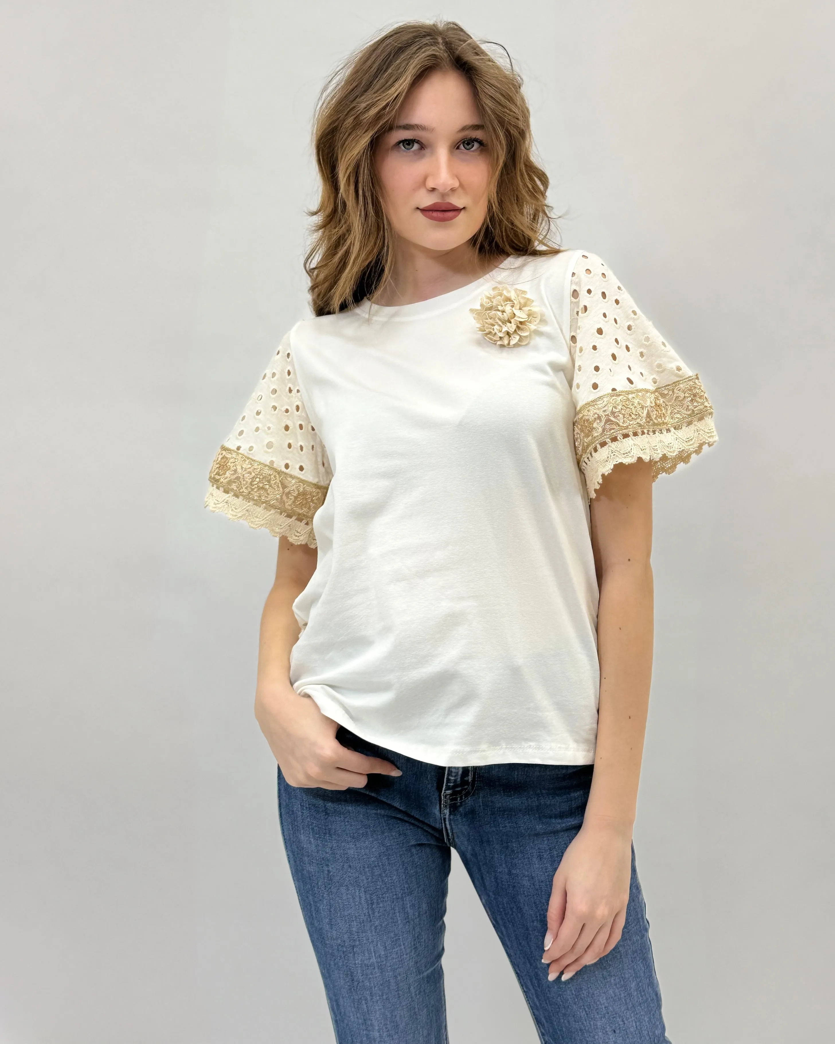 T-shirt in cotone con maniche ampie e dettaglio fiore